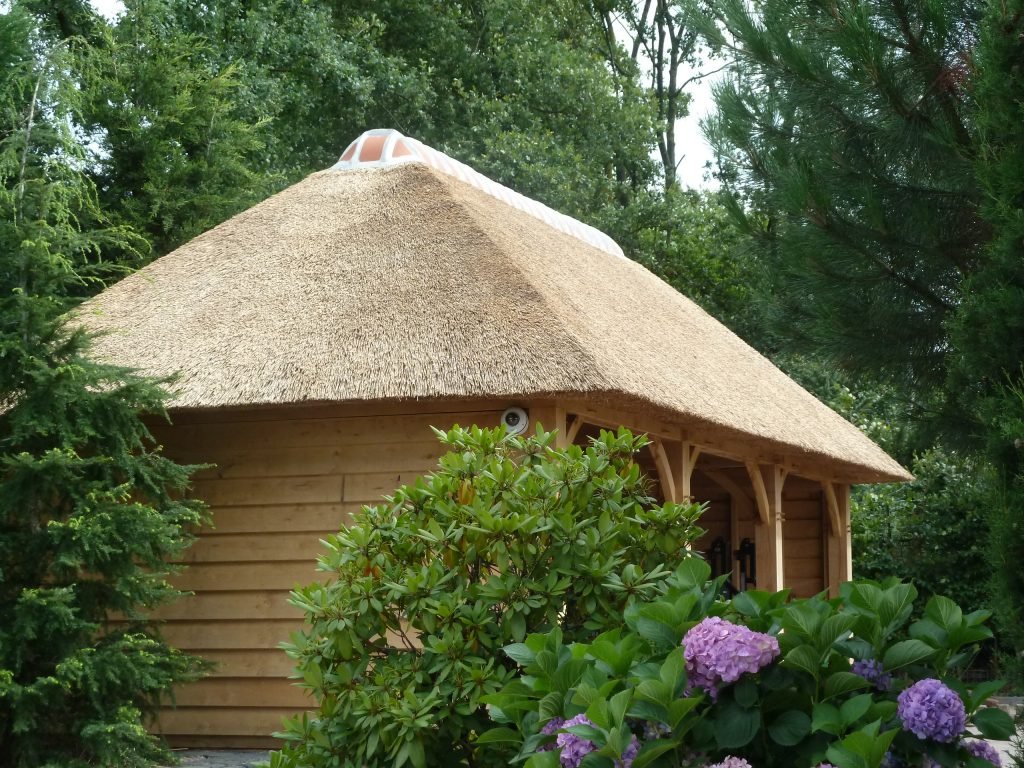 tuinhuis met rieten kap
